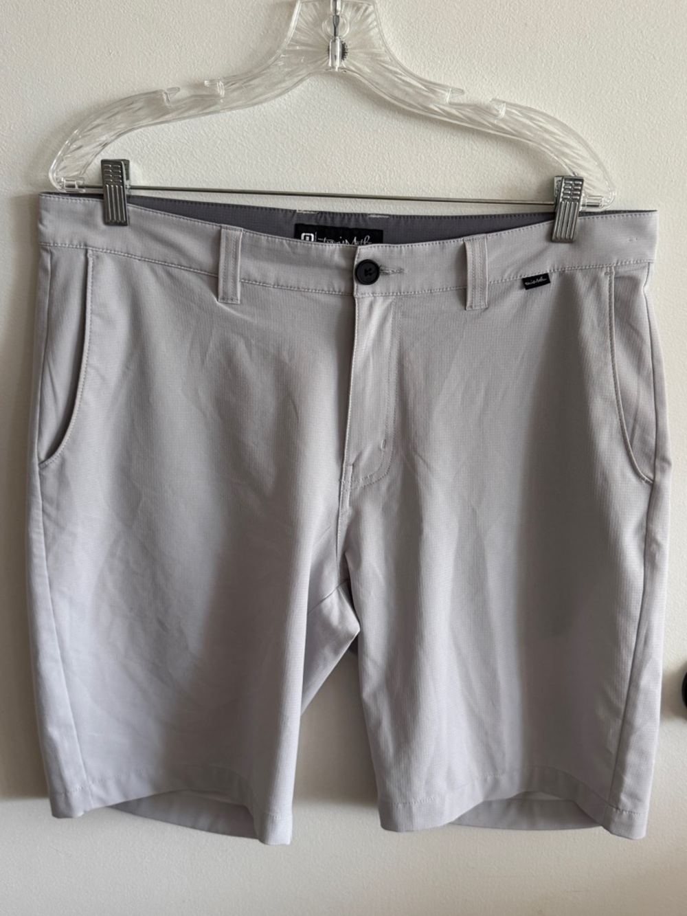 Travis Mathew Men’s Light Gray Flat Front Performance Shorts Size 35 Golf Sports